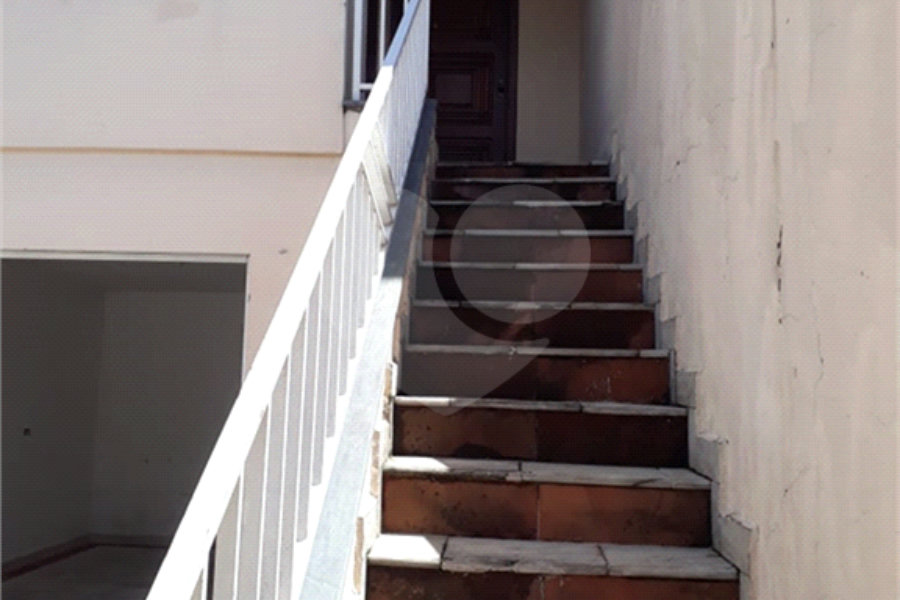 Sobrado com 3 Quartos e 3 banheiros à Venda, 180 m² por R$ 680.000