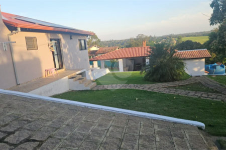 Indaiatuba- condominio Vale das Laranjeiras - Itaici - Terreno 3040,00 ms- construida 220ms - 3 dormitórios, sendo 2 suítes e uma suíte master com closet, além de uma sala ampla com 3 ambientes, Cozinha planejada,, campo de futebol/vôlei, Area de lazer com piscina, espaço gourmet com churrasque