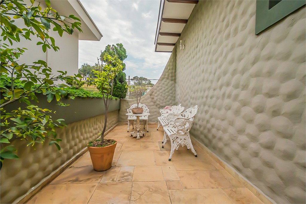 Sobrado a venda na Vila Mariana de 300m² 2 suítes 3 dormitórios 5 vagas