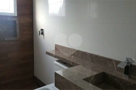 Sobrado novo com 3 suítes, 4 vagas, espaço gourmet com churrasqueira, jardim de inverno e acabamento premium. Conforto, modernidade e sofisticação.