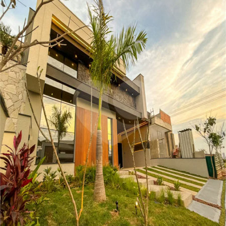 Indaiatuba - Condominio Sapezal - R$ 2.400.000,00 - Área Total 360,00 m² - Área Construída 213,32 m² - TÉRREA - 03 suítes sendo a master com closet; - Escritório; Lavabo; Cozinha com cooktop e planejados; Gourmet com churrasqueira; Ambientes preparados para ar condicionado; Piscina com cascata,