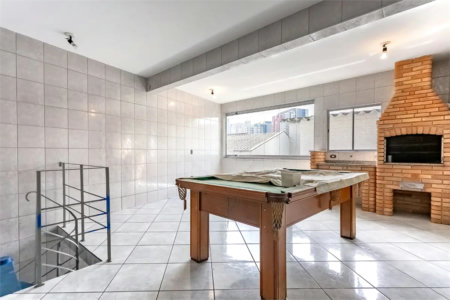 Sobrado no Jabaquara com 280m², 3 dormitórios, quintal amplo, varanda e 3 vagas de garagem.