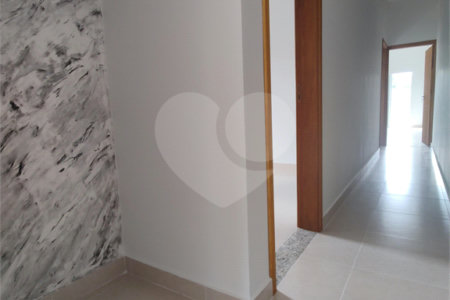 Casa térrea em Atibaia com 3 suítes, sala 2 ambientes, 2 vagas garagem, excelente localização, pronta para morar