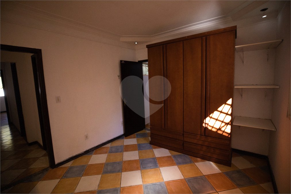 Casa com 4 Dormitórios e área de lazer com piscina