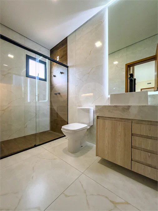 Indaiatuba - Condomínio Milano - Sobrado - 350 m² de terreno - 240 m² de área construída - 4 vagas de garagem, sendo 2 cobertas - Salas de estar e jantar integradas - 3 suítes com closet e varanda no pavimento superior - Escritório no térreo - Espaço gourmet com churrasqueira - Banheiro externo
