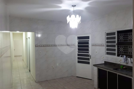 Casa térrea no Jardim Hikari para venda.