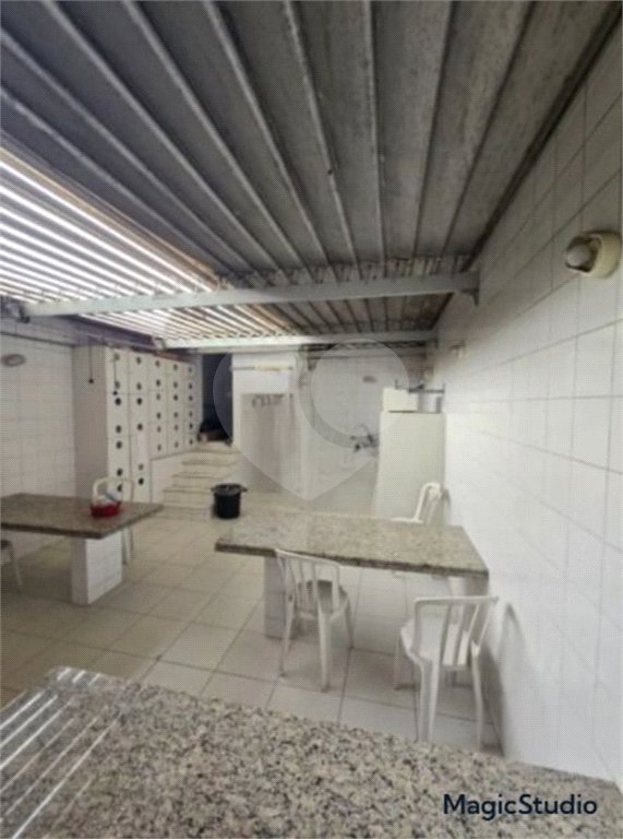 Prédio Comercial com 300m² , 3 pavimentos , refeitório , 2 banheiros , à venda no Brás.