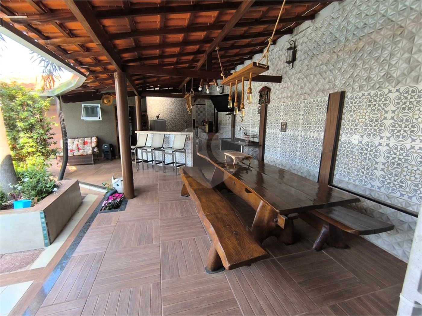 Casa à Venda no Santa Marta com 3 Suítes e Piscina