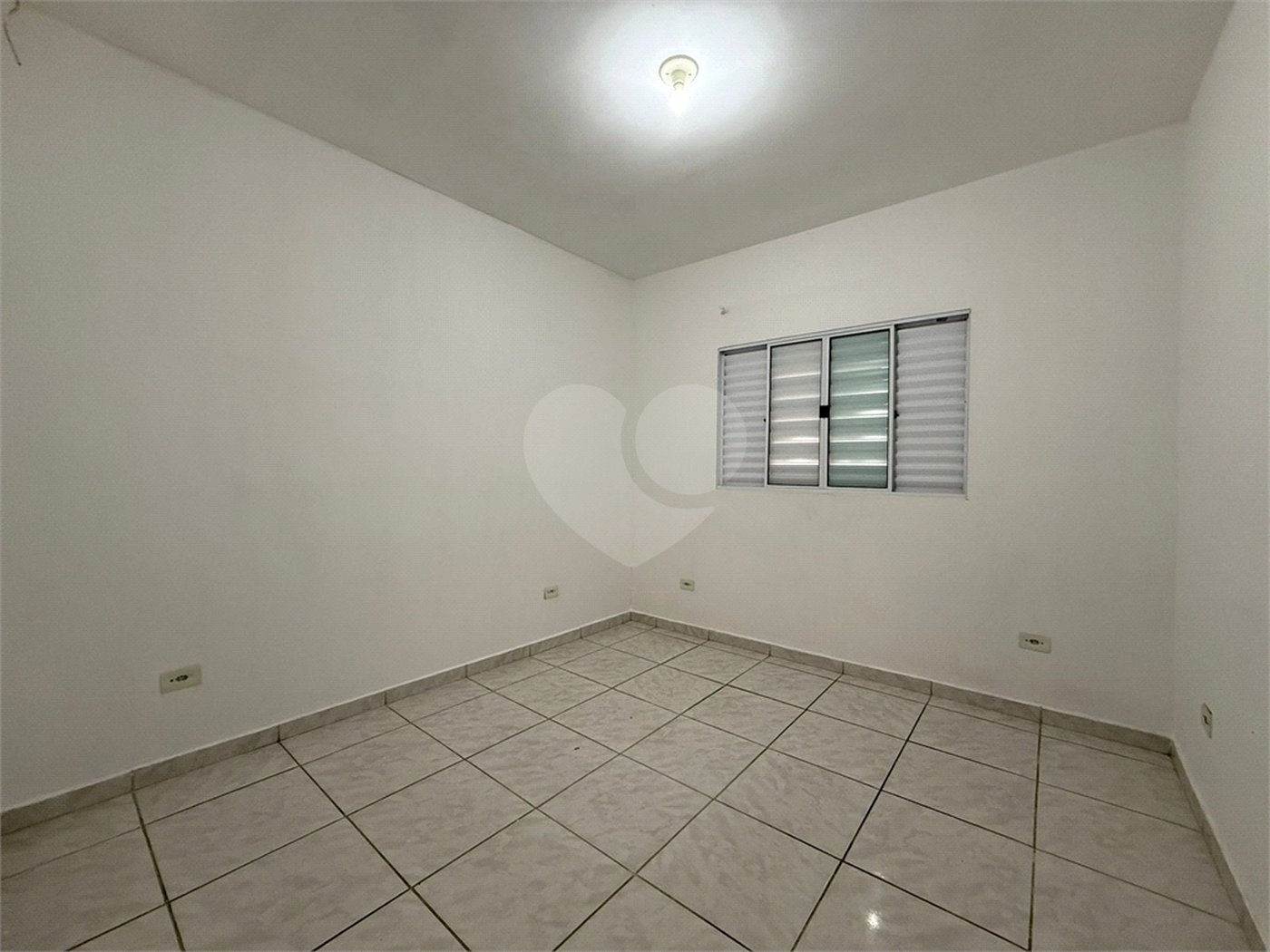 Casa térrea em Atibaia com 2 dormitórios, 2 vagas de garagem, quintal nos fundos, aceita financiamento