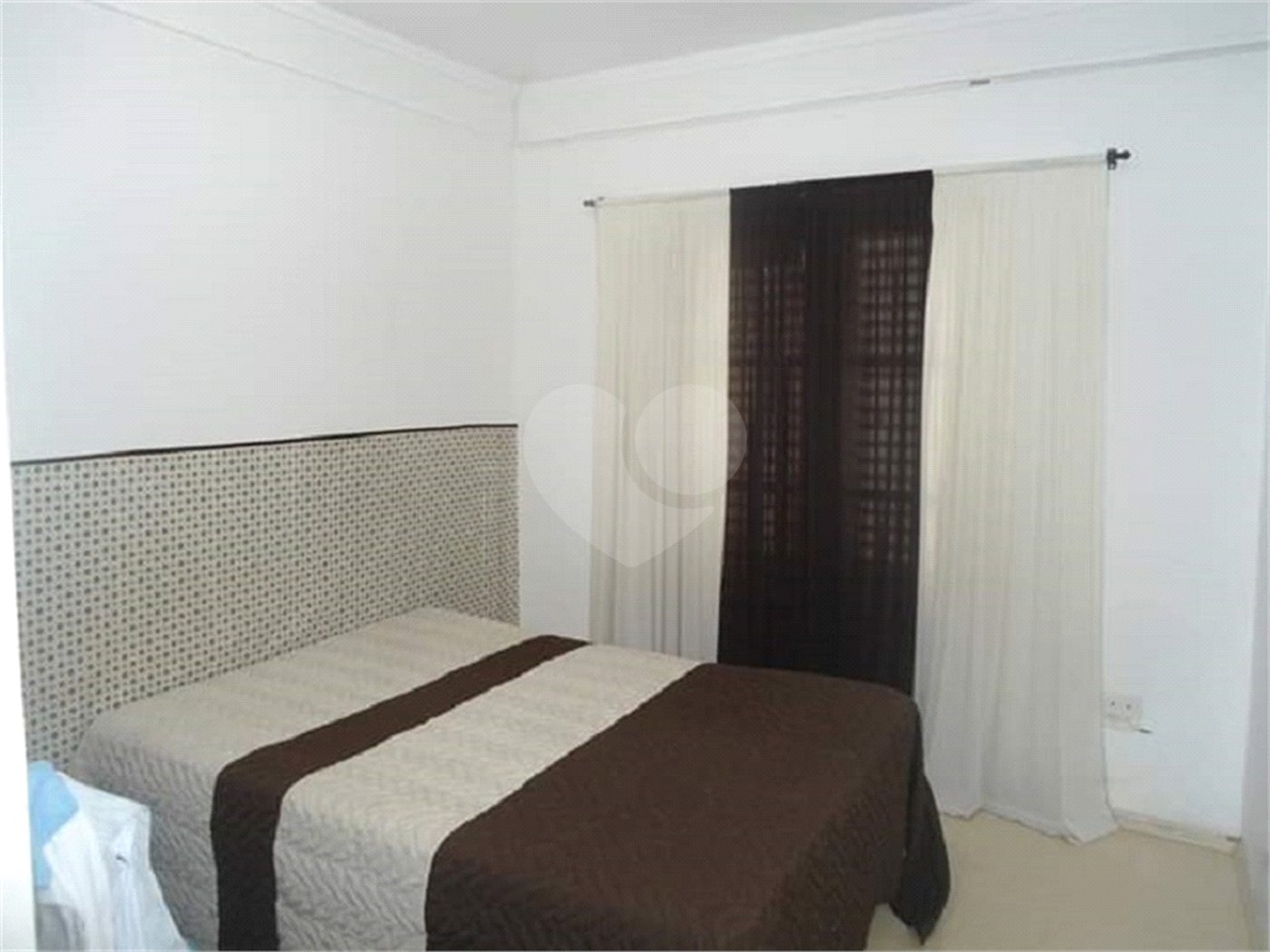 Casa Térrea com dormitórios, sendo 2 suítes.