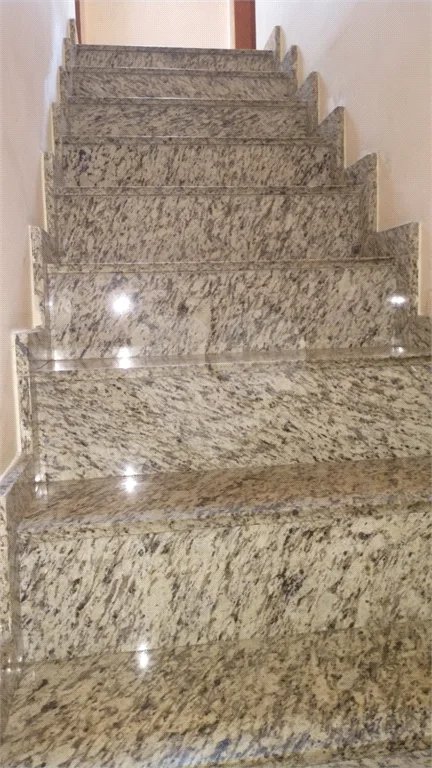 Sobrado com 101m², 2 dormitórios, sendo 2 suítes, 2 vagas, à venda na Vila Ema.