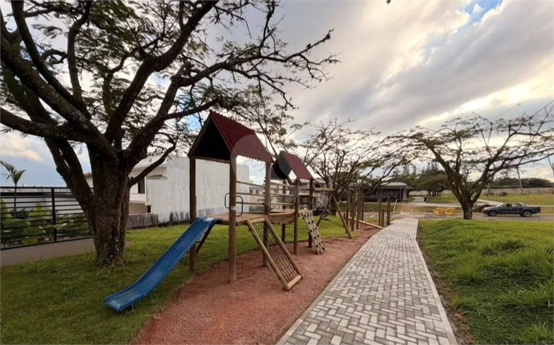 Terreno à venda no Condomínio Jardim Villa Sapezal, em Indaiatuba (Chácara Alvorada) — R$ 580.000,00 - Terreno com 360m² de área total (12x30), o terreno é plano e está localizado na entrada do condominio,O Jardim Villa Sapezal conta com infraestrutura completa, ruas largas e pavimentadas, portaria