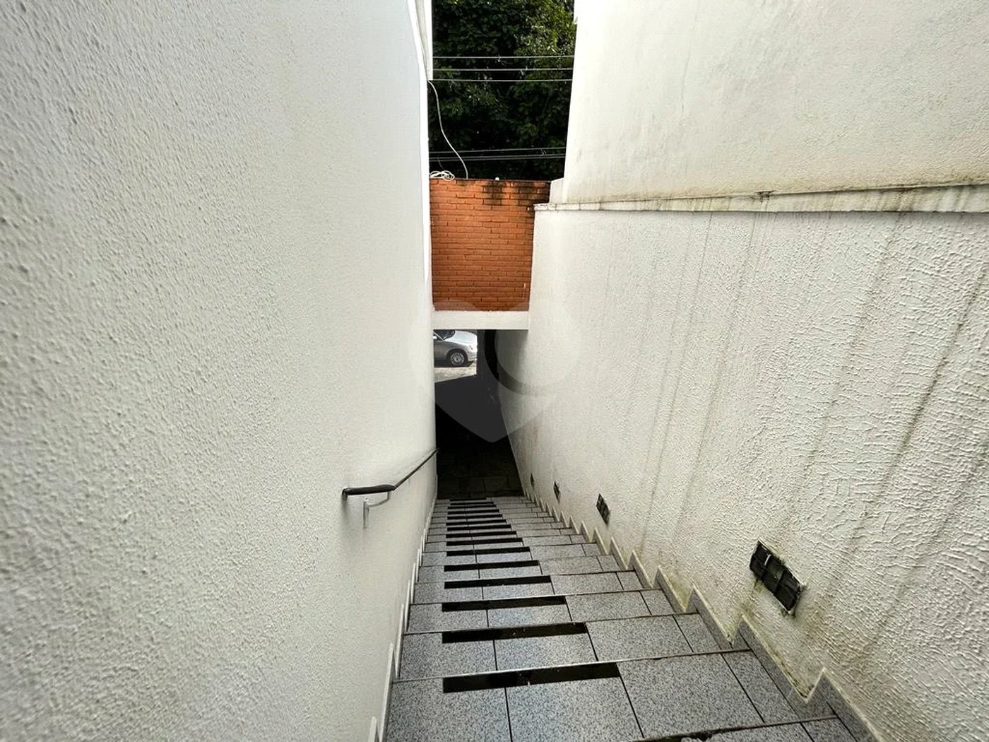 SOBRADO PARA LOCAÇÃO NO PARQUE DOMINGOS COM 03 DORM 01 SUITE 02 VAGAS DE GARAGEM