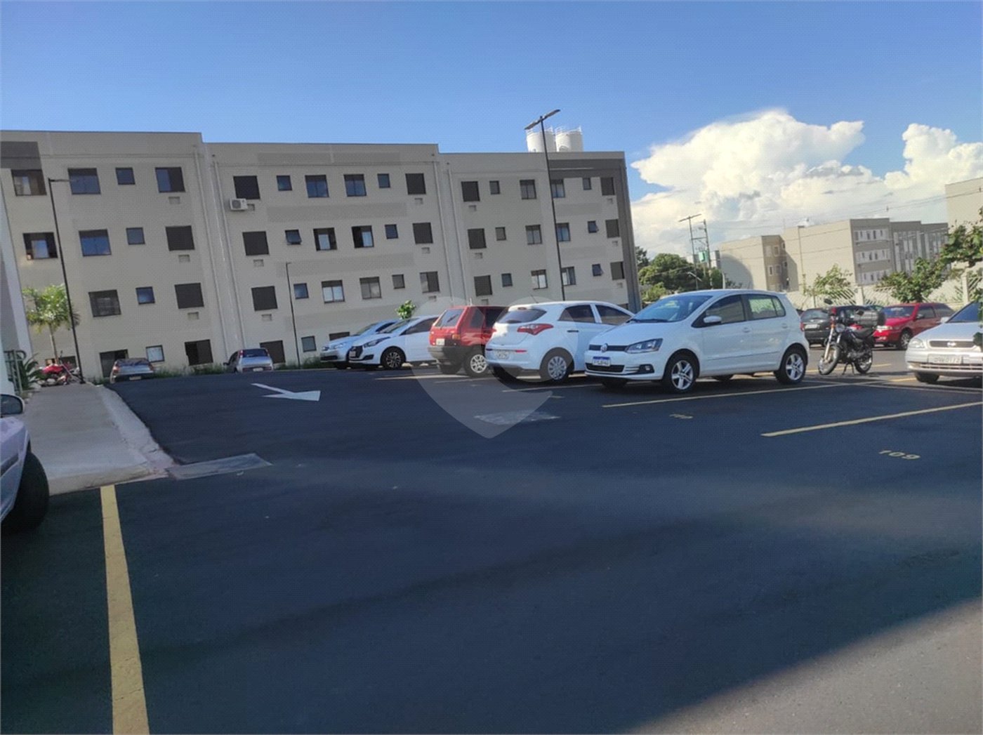 Apartamento no Condomínio Ipê Branco .