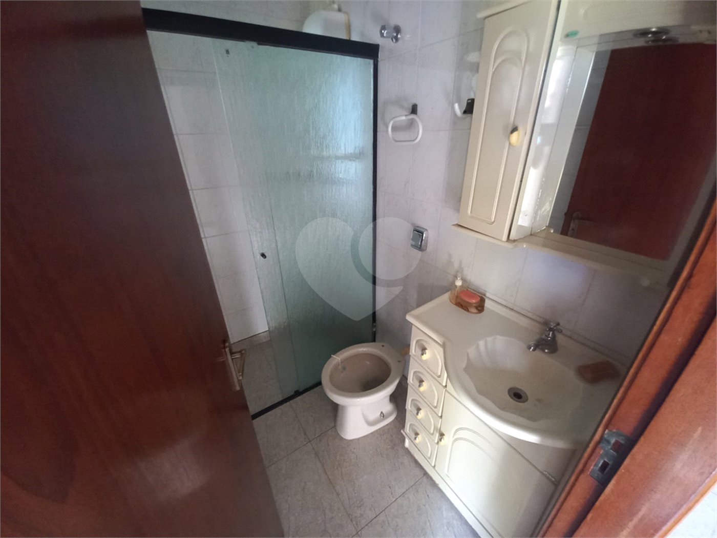 Sobrado com 4 dormitórios, sendo 1 suíte master.