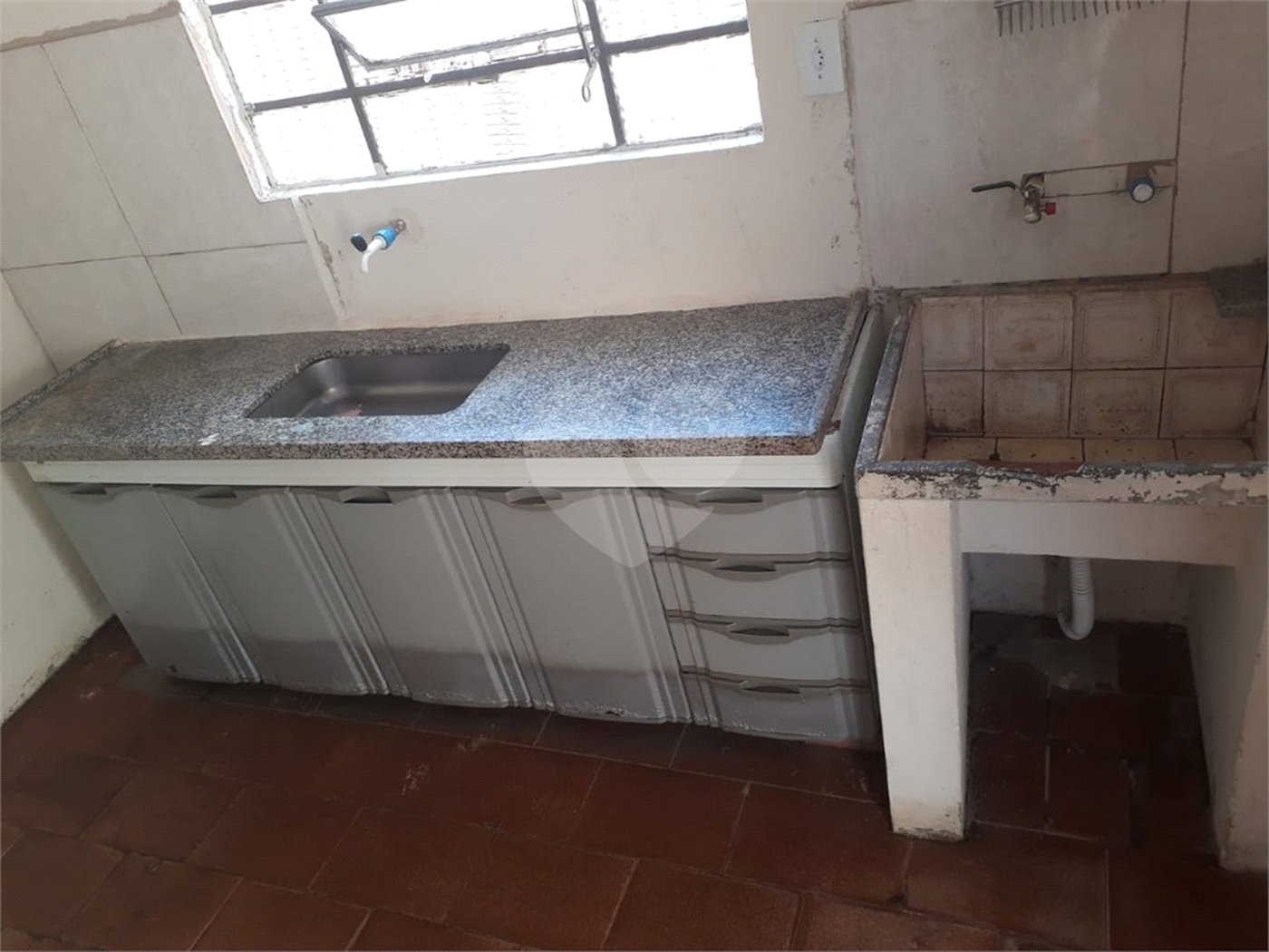 Casa térrea + Sala Comercial na Vila Prado.