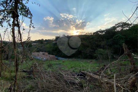 Terreno em Atibaia com 415 metros e pronto para construir no bairro Jardim Paulista, aceita financiamento