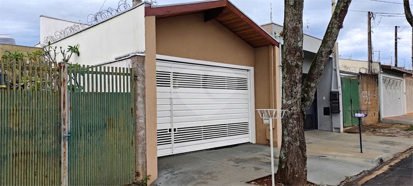 Casa Nova (Apenas 2 Anos) com Suíte: Conforto, Segurança e Localização Privilegiada!