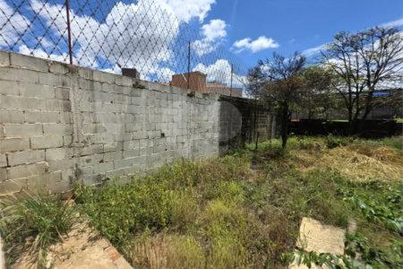 Casa térrea à venda com amplo quintal e grande potencial na Vila Nery