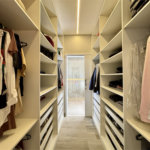 Indaiatuba - Sp - Condominio Maria Candida - R$ 2.250.000,00 - 3 suítes, sendo 1 master com closet e banheiro com duas cubas e dois chuveiros - Escritório - Piscina em Alvenaria aquecida e Hidro com Iluminação - Ar Condicionado instalado em todos os quartos, escritorio, sala e area gourmet