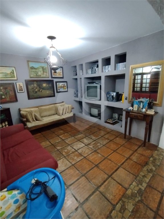 Casa à venda na Vila Mariana de 300 metros quadrados, com 3 dormitórios, 1 suíte e 2 vagas.