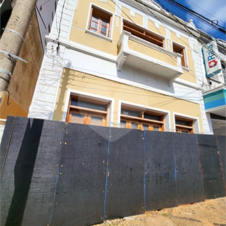 Sobrado á venda localizado no centro.