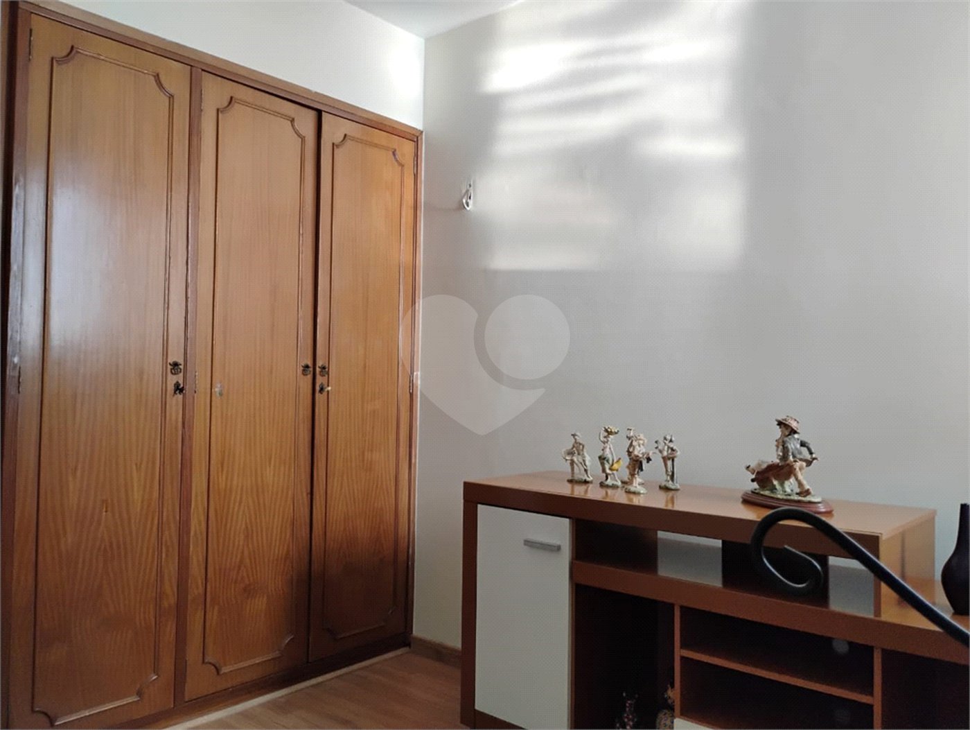 Vende-se apartamento no Jardim Aeroporto com 03 dormitórios