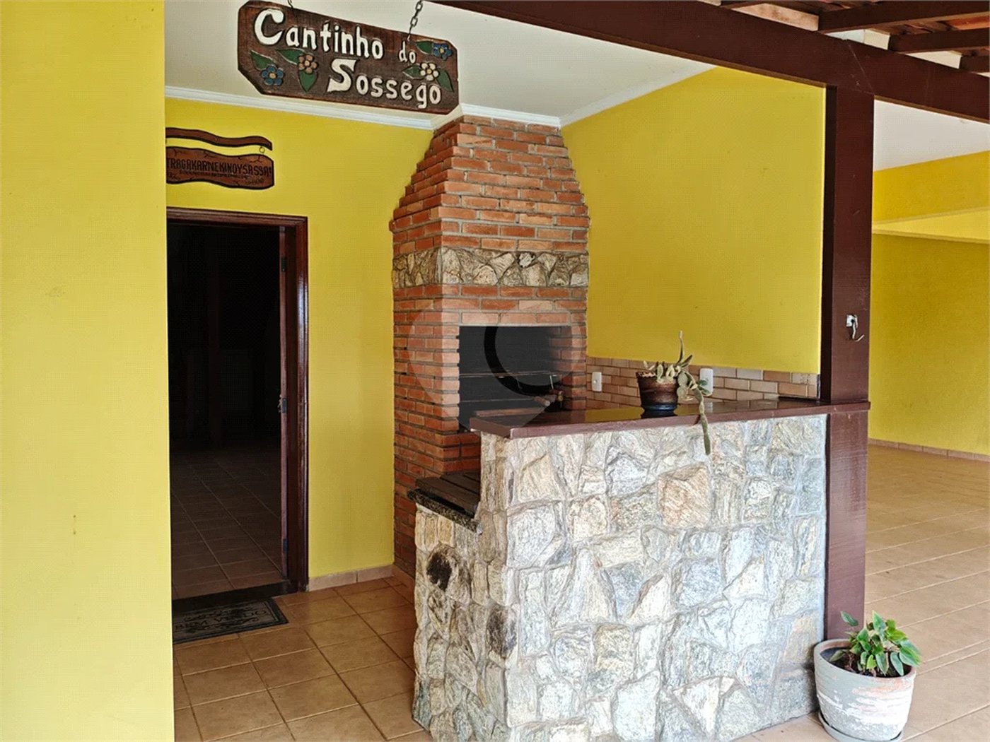 Casa à venda com 4 quartos, sendo 2 suítes,  em Country Residencial Felix, Bom Jesus dos Perdões, SP