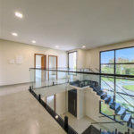 Indaiatuba - Condomínio Milano - Sobrado - 350 m² de terreno - 240 m² de área construída - 4 vagas de garagem, sendo 2 cobertas - Salas de estar e jantar integradas - 3 suítes com closet e varanda no pavimento superior - Escritório no térreo - Espaço gourmet com churrasqueira - Banheiro externo