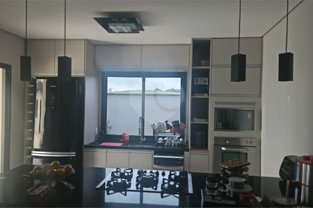Linda casa em condomínio fechado, unindo conforto, lazer e segurança para você e sua família!