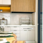 Casa Térrea – Condomínio Maria Cândida - 300 m² de terreno - 212 m² de área construída - 4 vagas de garagem, sendo 2 cobertas - Sala de jantar e estar integradas, com pé-direito duplo e cortina - 3 suítes com ar-condicionado, sendo 1 master com closet – planejado – Roupeiro – Escritório - Cozinha