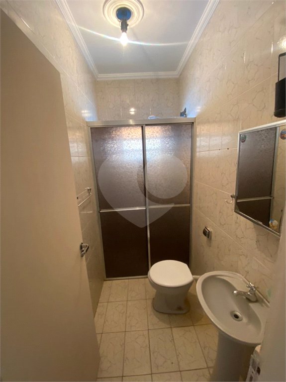 Casa Térrea com 3 dormitórios, sendo 2 suítes.