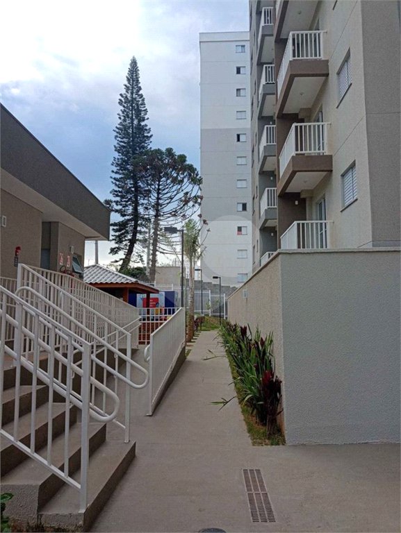 Apartamento no Condomínio Parque dos Jacarandás.