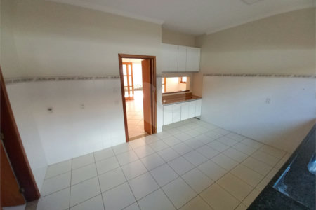 Casa Térrea no Condomínio Damha I,
