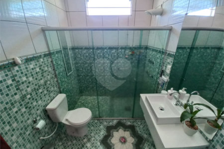 Casa Térrea com 3 dormitórios, sendo 1 suíte.