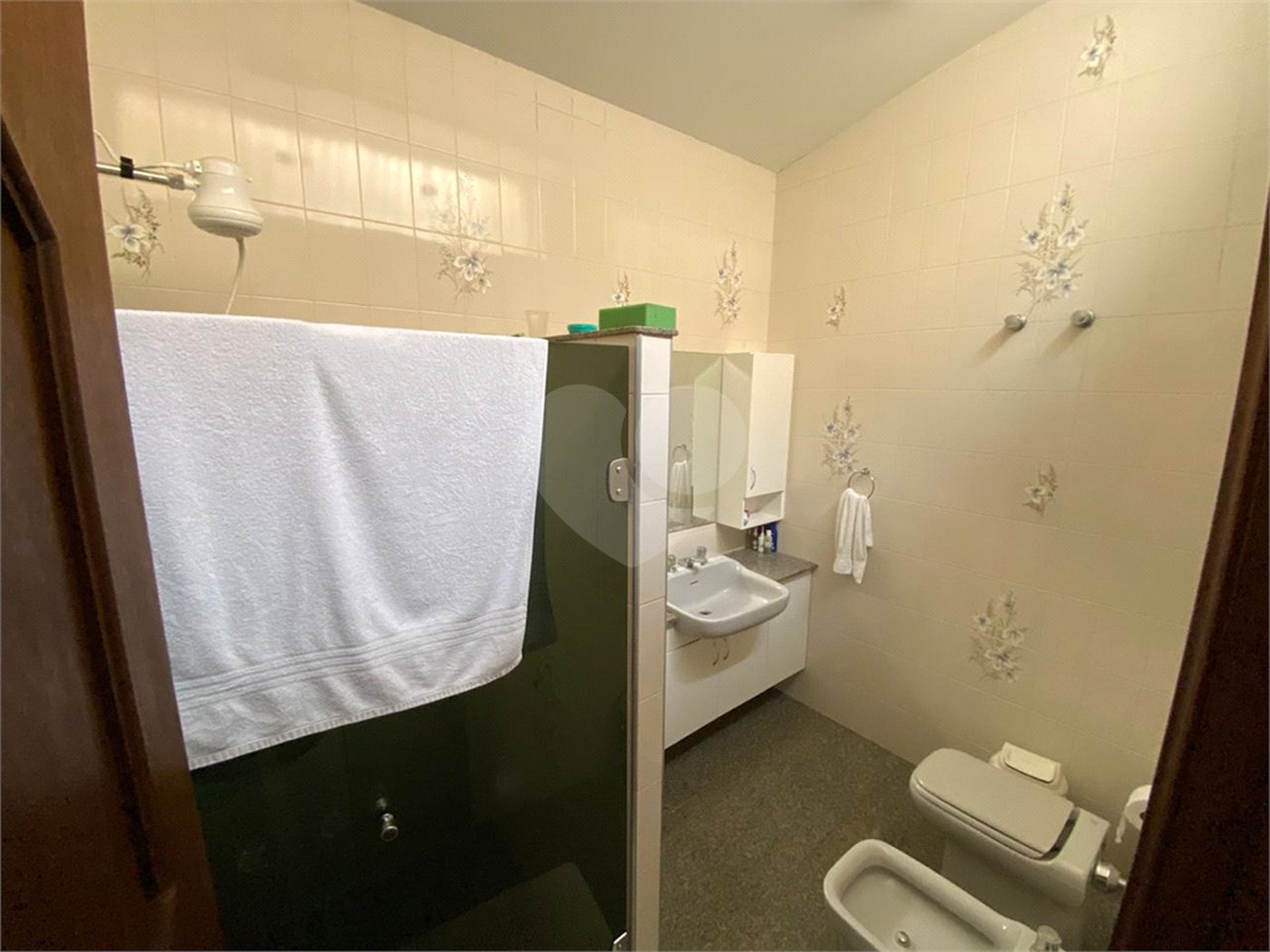 Casa Térrea com 3 suítes, sendo 1 suíte master.