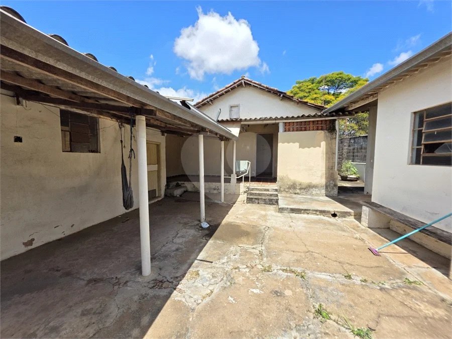 Casa térrea à venda com amplo quintal e grande potencial na Vila Nery