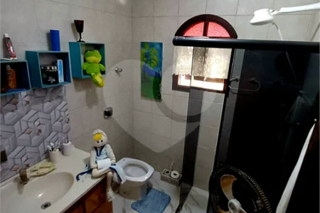 Casa à venda em Atibaia com 5 dormitórios (1 suíte), piscina e área gourmet, 2 vagas garagem, avalia permuta e financiamento