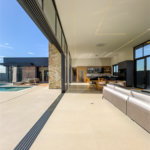 Indaiatuba - Quintas da Terracota - 1252 m² de terreno - casa térrea com 514 m² de área construída -3 vagas de garagem cobertas e 3 descobertas Lavabo - Sala de estar e jantar amplas e integradas - Escritório privativo - Cozinha toda equipada com geladeira, forno, micro-ondas, lava-louças,