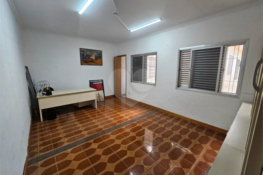 Casa Térrea na Vila Formosa de 233m2 com 3 dorms, 1 suíte, 3 banheiros e 4 vagas. Estuda permuta.