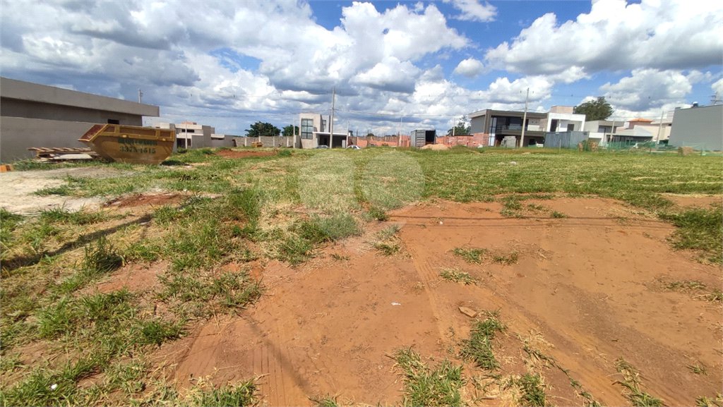 Lote à Venda em São Carlos, no Condomínio Villeneuve I