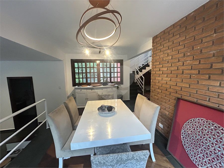 Casa em condomínio com 3 dormitórios, 01 suíte, garagem para 06 carros, área gourmet, piscina.