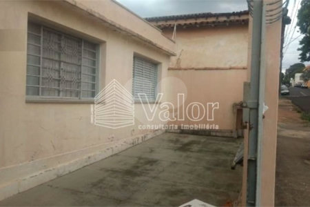 Casa térrea com 2 dormitórios.