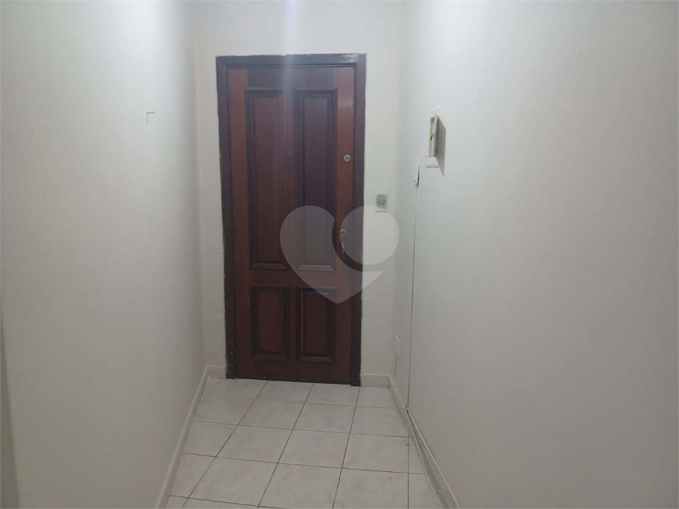 Apartamento super bem localizado, com 01 dormitório e armário embutido