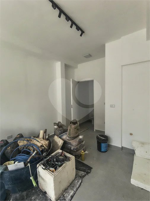 O imóvel possui 20 m² de área útil e 35 m² de área total, sendo uma ótima opção para instalação de escritório, consultório ou atividade comercial.