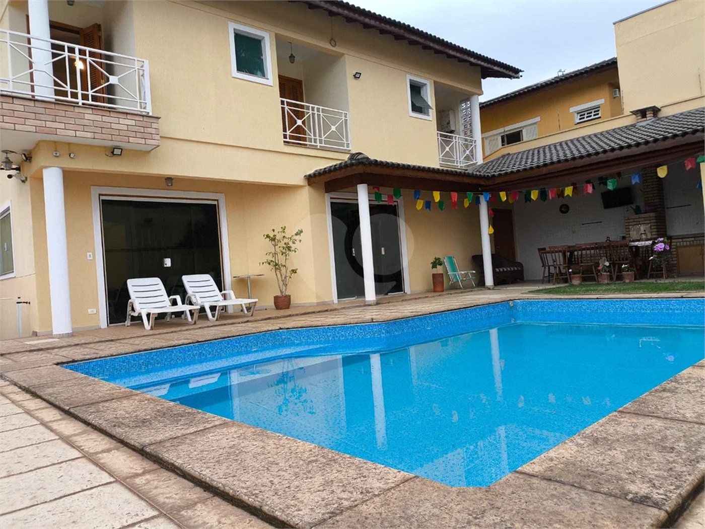 SOBRADO MARAVILHOSO A VENDA NO JARDIM FLORESTA (TREMEMBÉ) - 4 SUÍTES, PISCINA E 6 VAGAS DE GARAGEM