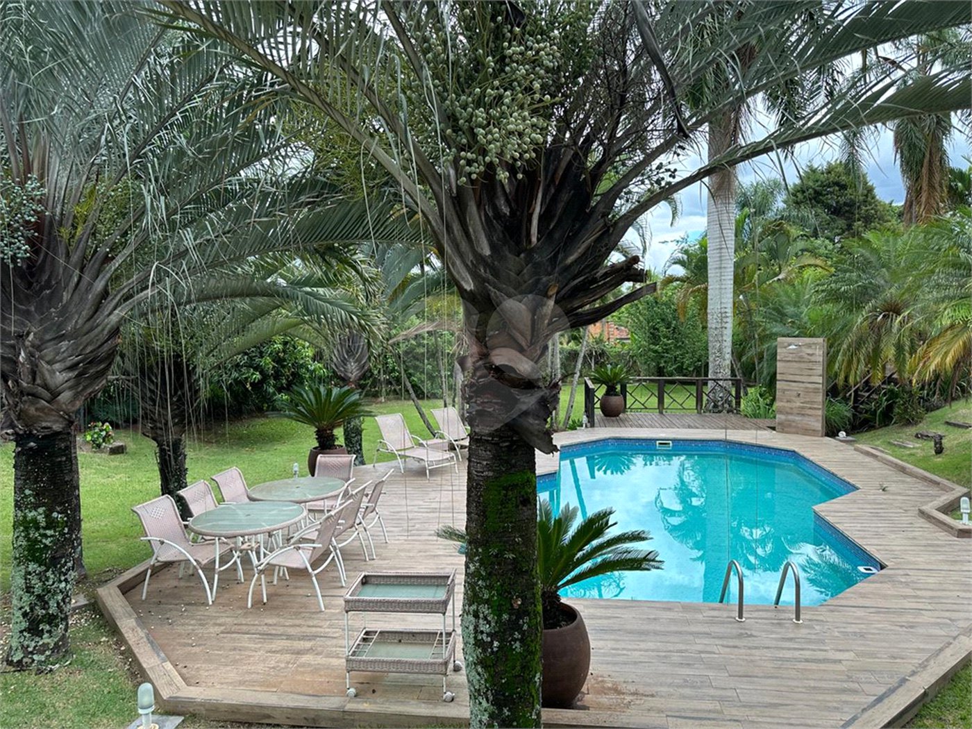 Chácara no Condomínio Vale das Laranjeiras em Indaiatuba SP - Venda - R$ 3,600.000,00 - Locaçao - R$ 30.000,00 mais encargos - Linda, espaçosa, aconchegante, acabamento de alto padrão em rua tranquila e arborizada, em um dos Condomínios mais valorizados de Indaiatuba. Com fácil acesso as principa