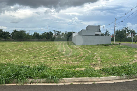 Terreno à Venda no Condomínio Eco Esportivo Damha IV