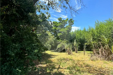 Excelente oportunidade no condomínio Vale das Laranjeiras, em Indaiatuba/SP. - R$ 1.850.000,00 - Terreno de 3.000 m²), com frente de 50 metros, proporcionando diversas possibilidades de projeto. O lote possui ótima localização dentro do condomínio, rodeado de natureza e com fácil acesso