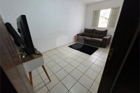 Casa térrea à venda no Douradinho com 2 quartos e edícula com mais dois quartos e 2 banheiros.